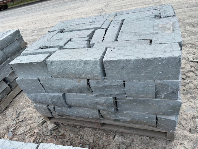 Lot 26: 3 pallets 6" snapped wallstone